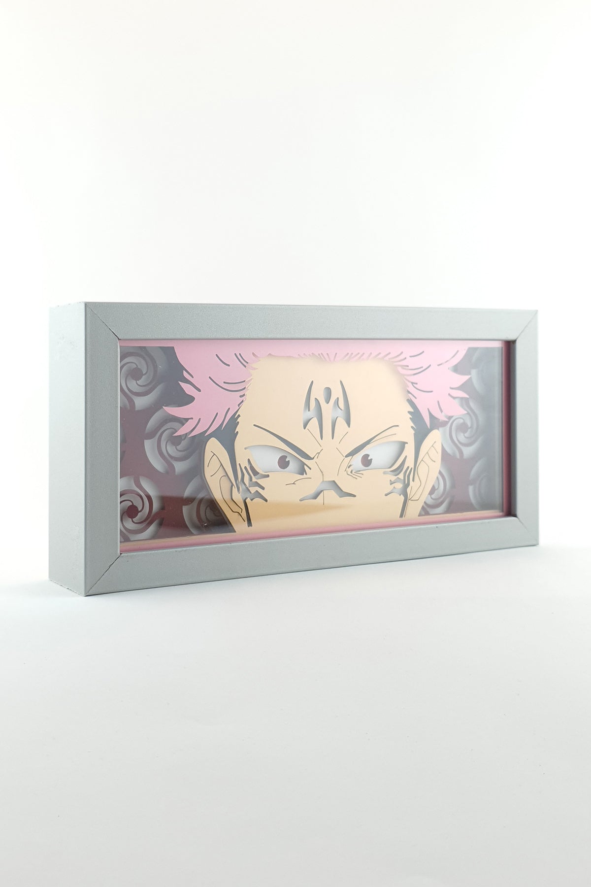 3D Sukuna Ahşap Katmanlı Anime Işık Kutusu – LED Dekor & Gece Lambası