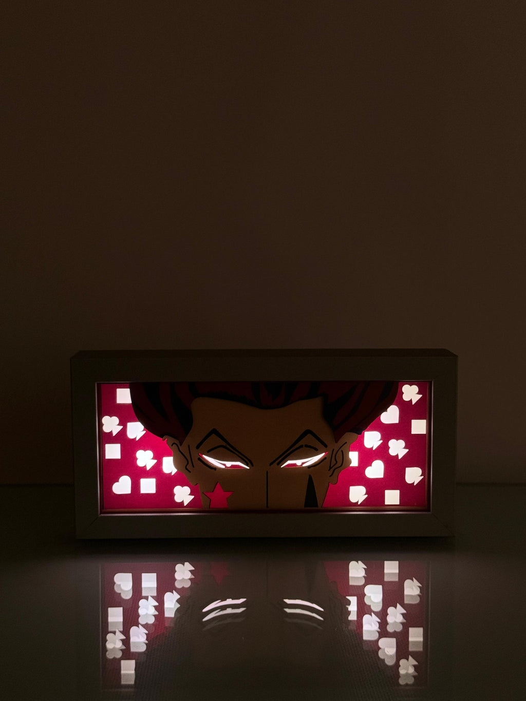 3D Hisoka Ahşap Katmanlı Anime Işık Kutusu – LED Dekor & Gece Lambası