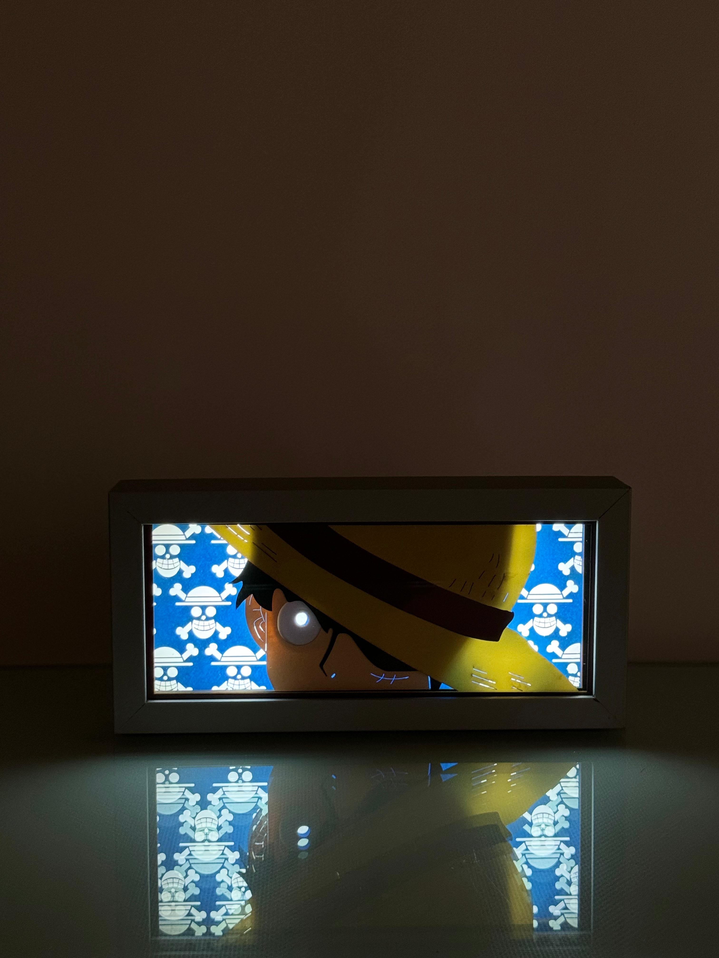 3D Luffy Ahşap Katmanlı Anime Işık Kutusu – LED Dekor & Gece Lambası