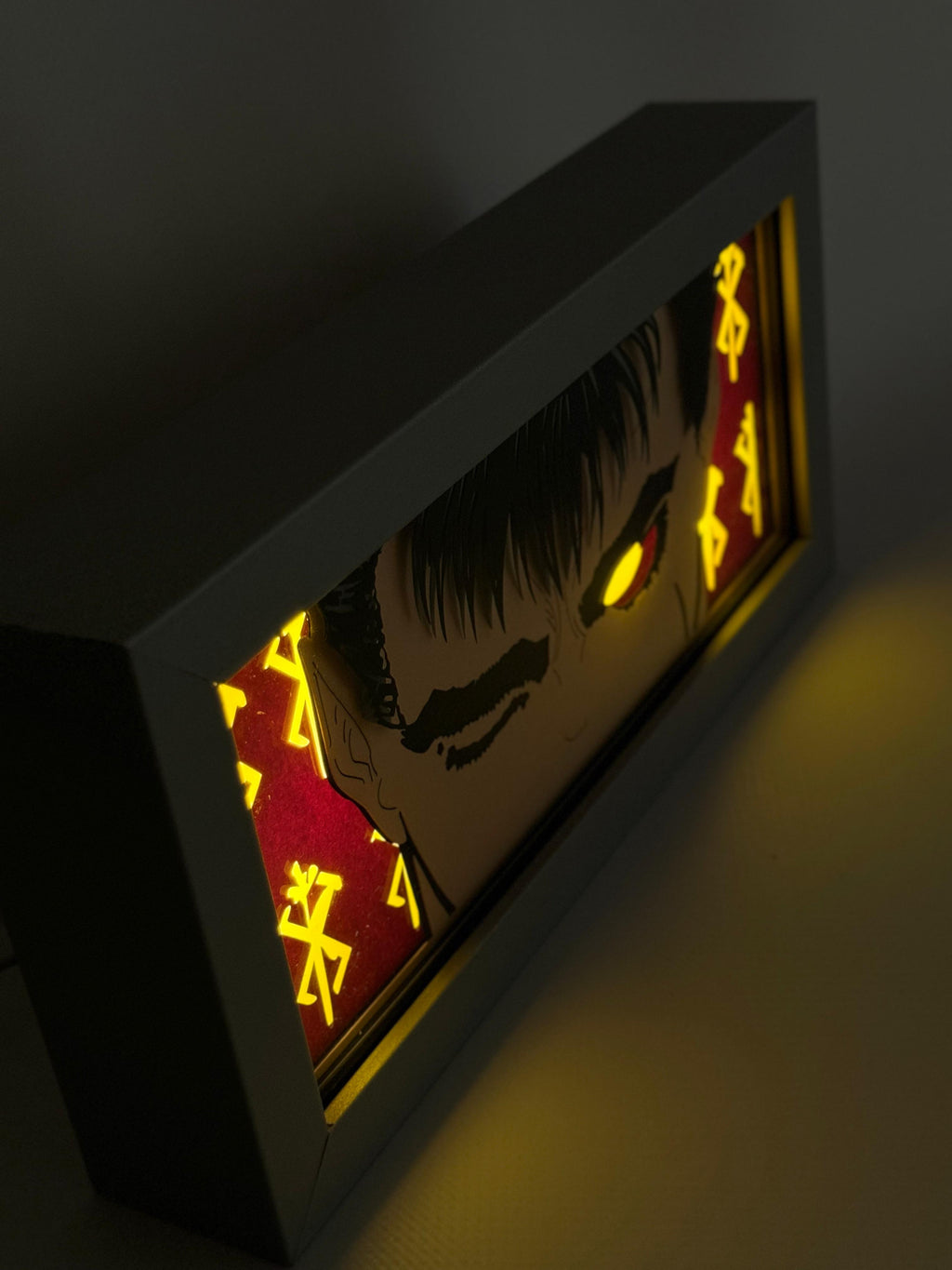 3D Guts Ahşap Katmanlı Anime Işık Kutusu – LED Dekor & Gece Lambası