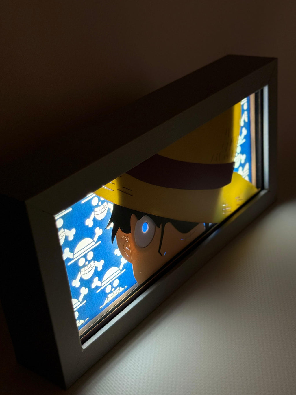 3D Luffy Ahşap Katmanlı Anime Işık Kutusu – LED Dekor & Gece Lambası