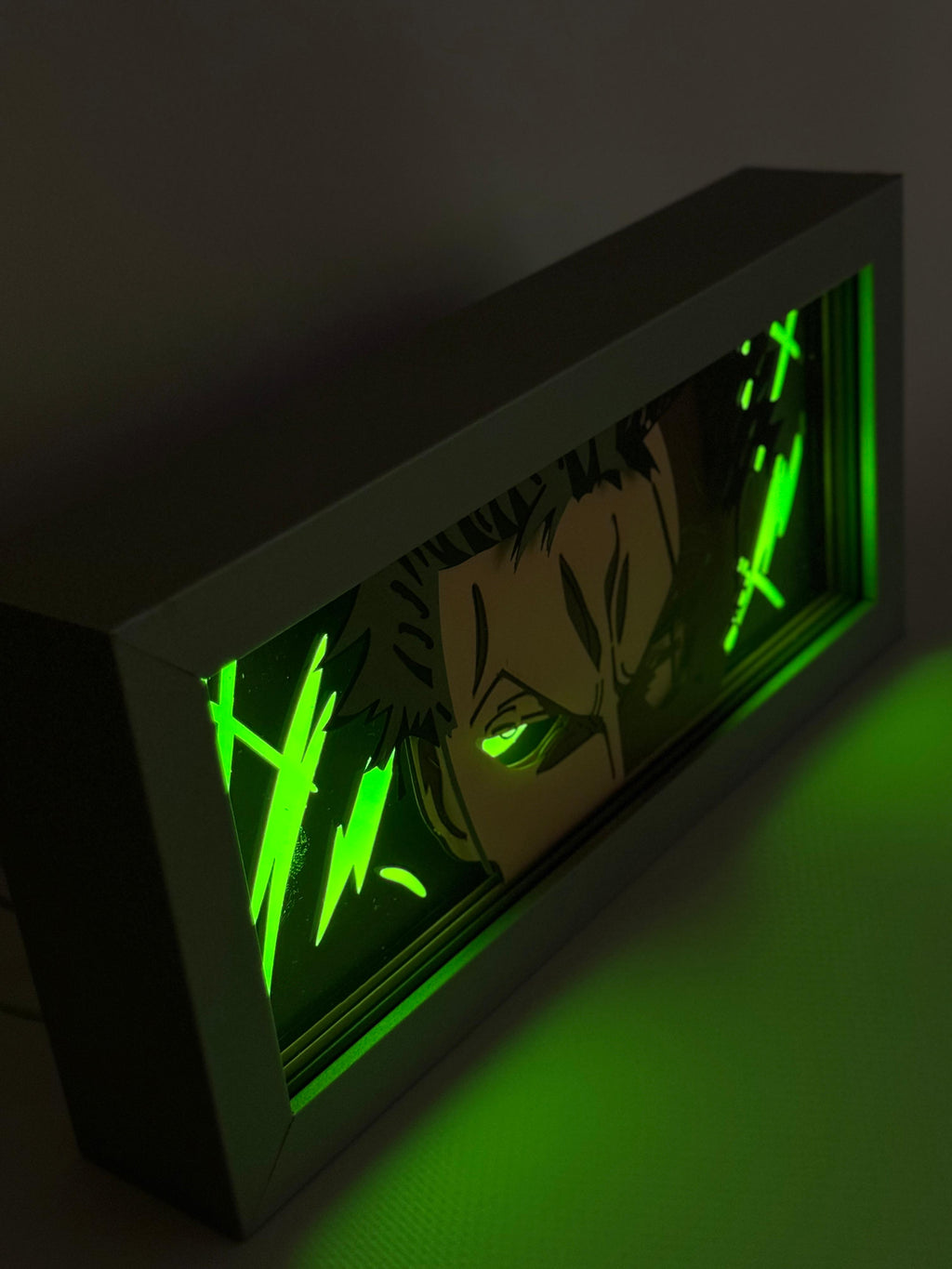 3D Zoro Ahşap Katmanlı Anime Işık Kutusu – LED Dekor & Gece Lambası