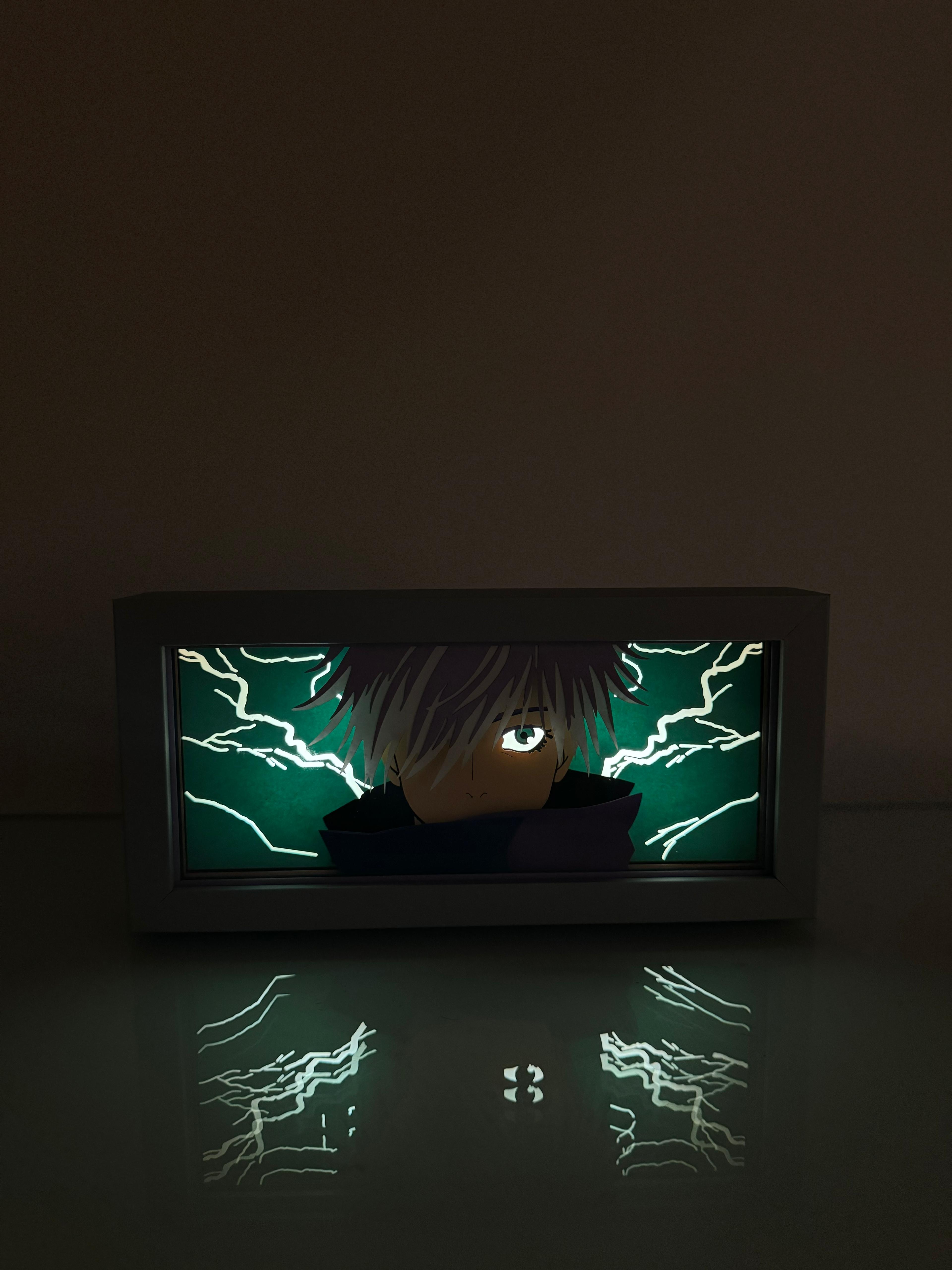 3D Gojo Ahşap Katmanlı Anime Işık Kutusu – LED Dekor & Gece Lambası
